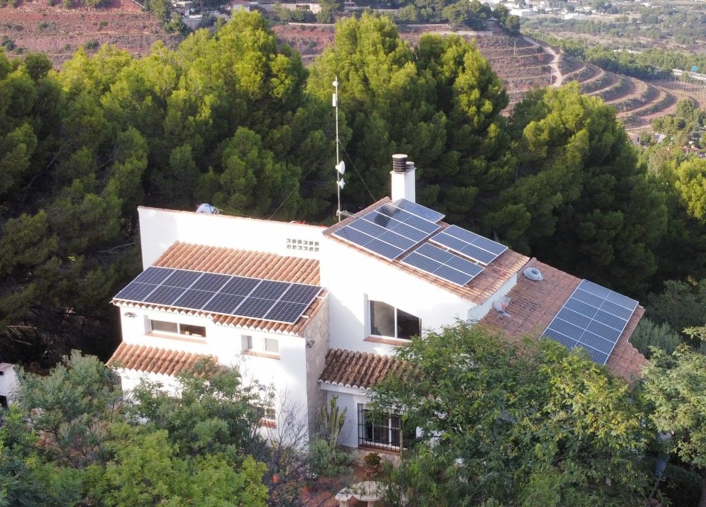 ¿Es rentable generar energía solar en casa?