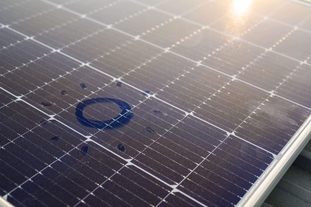 ¿Cómo afecta la calima a las placas solares y cómo actuar?