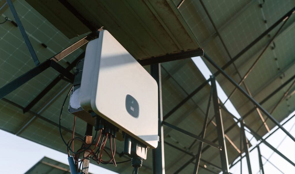 Microinversores solares vs. inversores de cadena: ¿cuál es mejor para tu instalación?