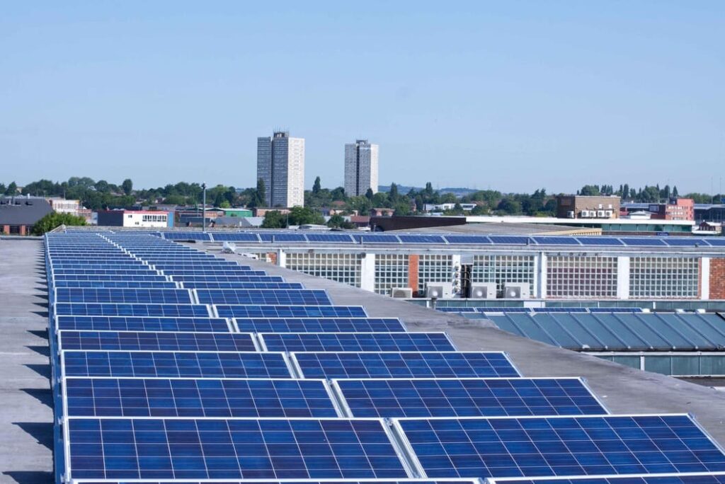 paneles solares en zona de naves industriales