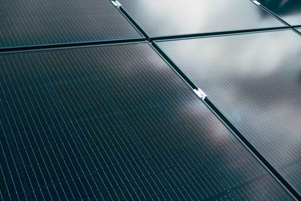 Primer plano de panel solar monocristalino negro de última generación.