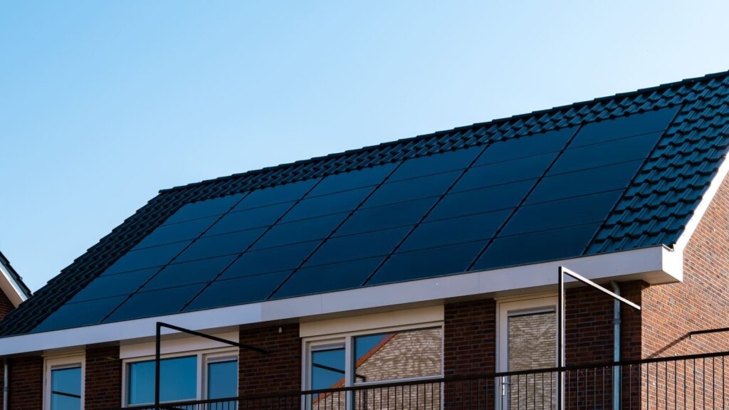 Instalación de placas solares en tejado a dos aguas con orientación sur.